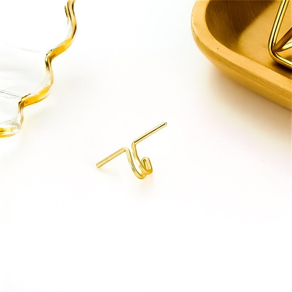 🔴𝟭𝟬/$𝟮𝟱🔴NEW Gold Swirl Cuff Simple Wrap Tragus Earring - Picture 4 of 9